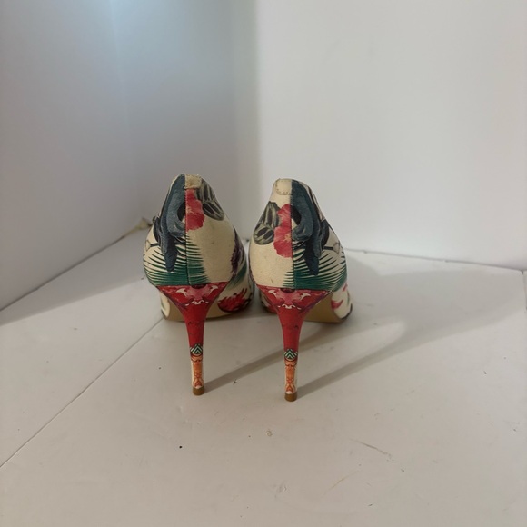 Marc Fisher floral print pumps - Picture 5 of 9